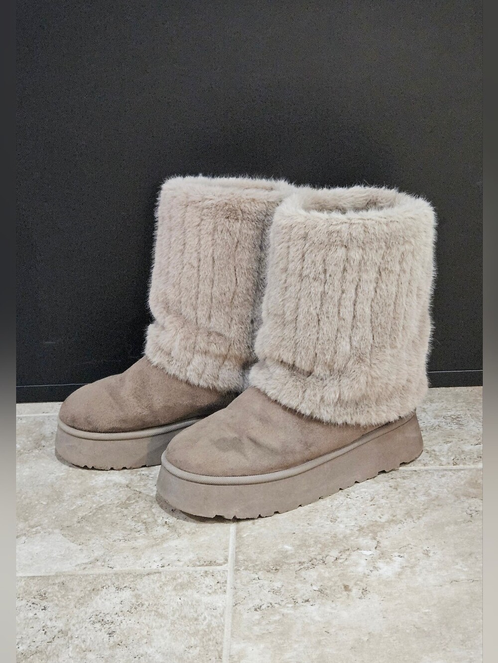 Mid-Calf Furry Plarform Boots - Faux Suede